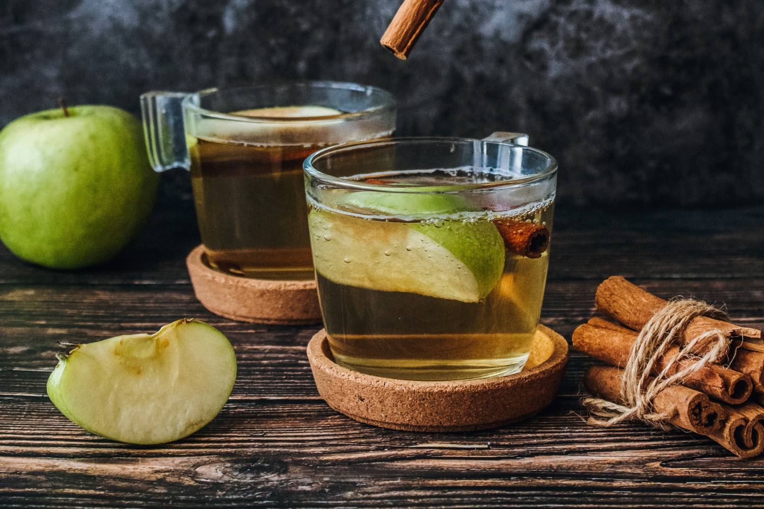 apple cider autumn tea with black tea, apple, cinnamon and nutmeg